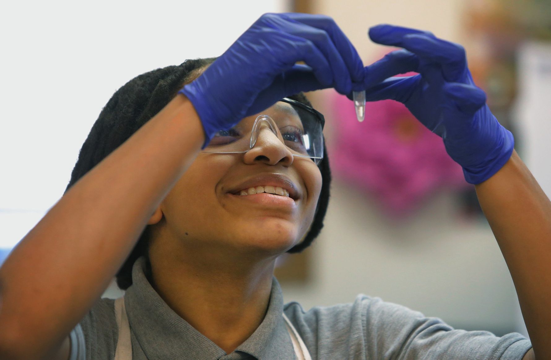 Collegiate students learn about their own DNA
